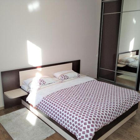 2 Bedrooms Apartment 150M From Opera House Lviv Bagian luar foto