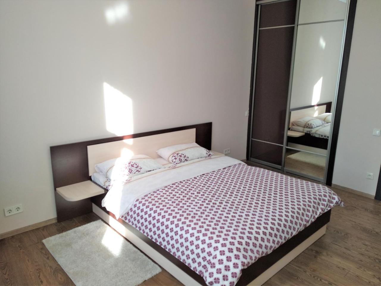 2 Bedrooms Apartment 150M From Opera House Lviv Bagian luar foto